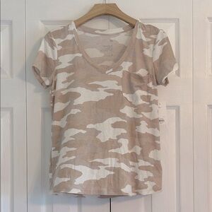 SO Women's Camouflage V-Neck T-Shirt - Tan and White